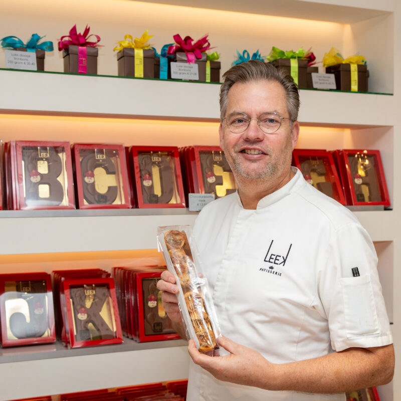 Patissier Paul Veldt houdt trots een verpakking vast met daarin de nieuwe aardbeienrondo ter ere van 750 jaar marktrecht